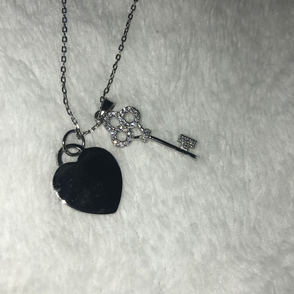 Key Heart necklace. Never worn, with tags. - Picture 1 of 3